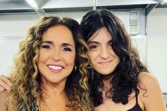 Daniela Mercury encanta neta no Pelourinho e emociona fãs