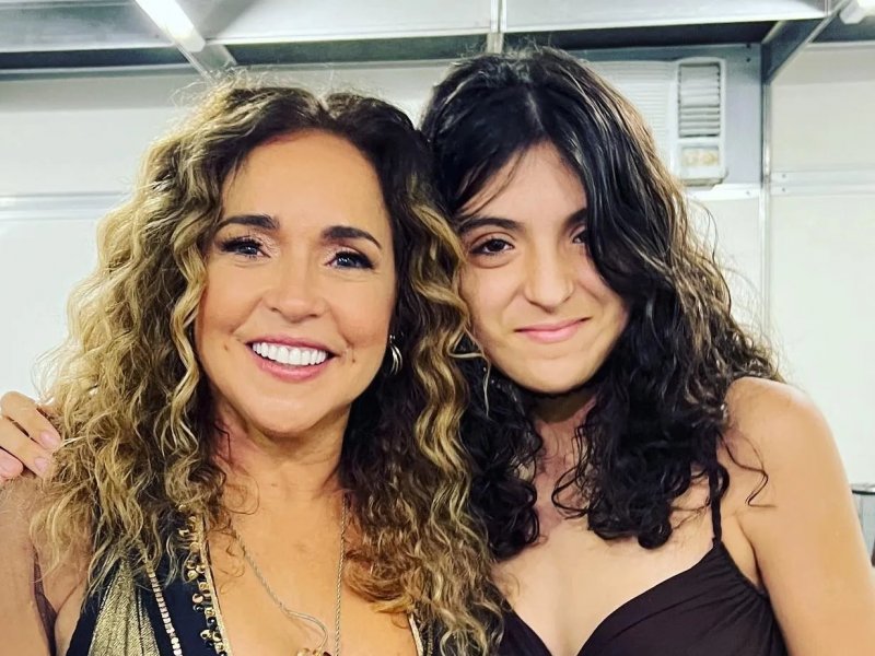 Daniela Mercury encanta neta no Pelourinho e emociona fãs