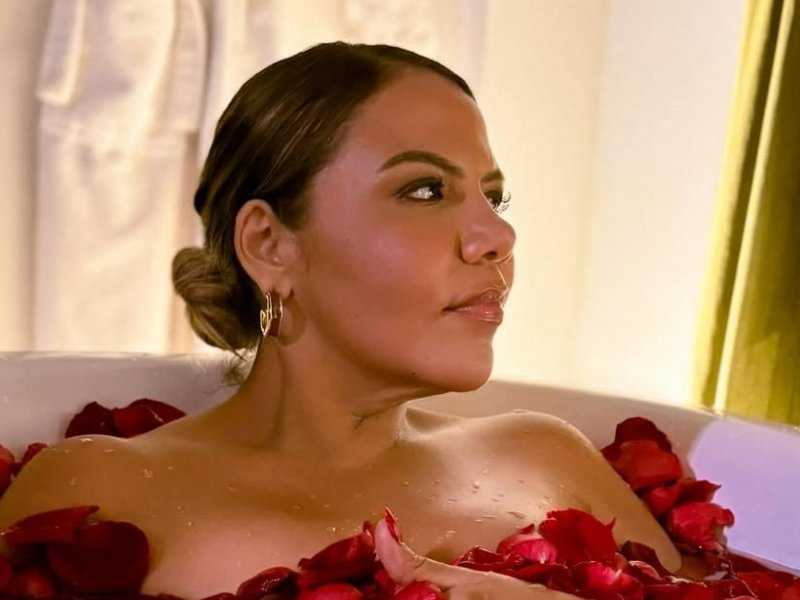 Mani Reggo: Sensualidade na Banheira com Rosas Surpreendentes!