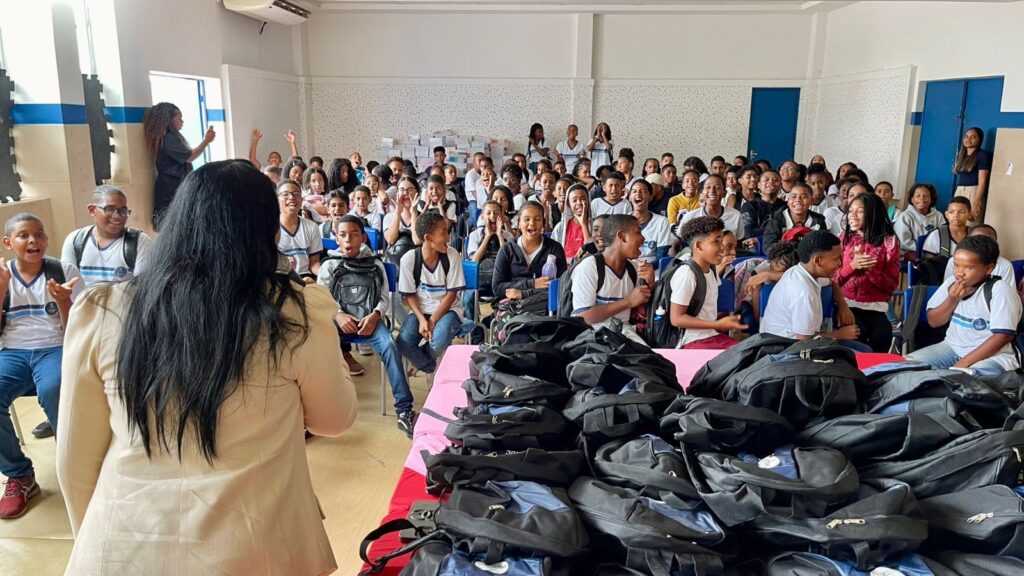 Entrega de Kits Escolares para 6 Mil Alunos da Rede Municipal pela Prefeitura