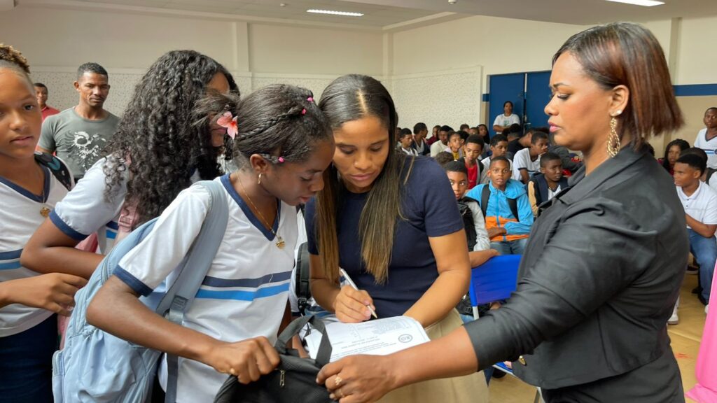 Entrega de Kits Escolares para 6 Mil Alunos da Rede Municipal pela Prefeitura