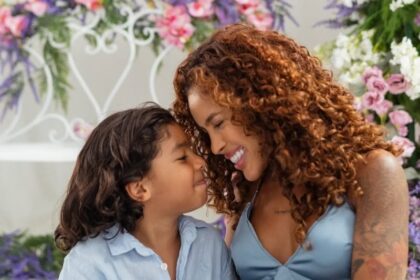 Filho de Sthe Matos: Vende coco para joia da mãe!