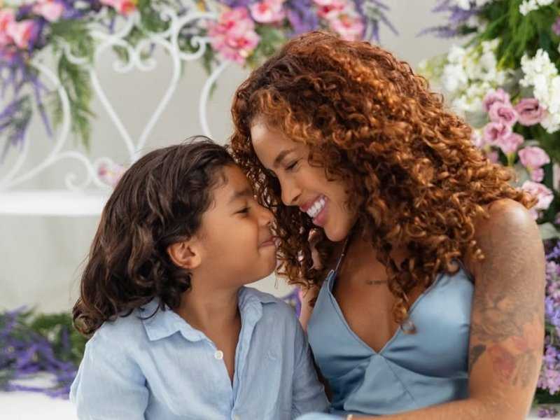 Filho de Sthe Matos: Vende coco para joia da mãe!