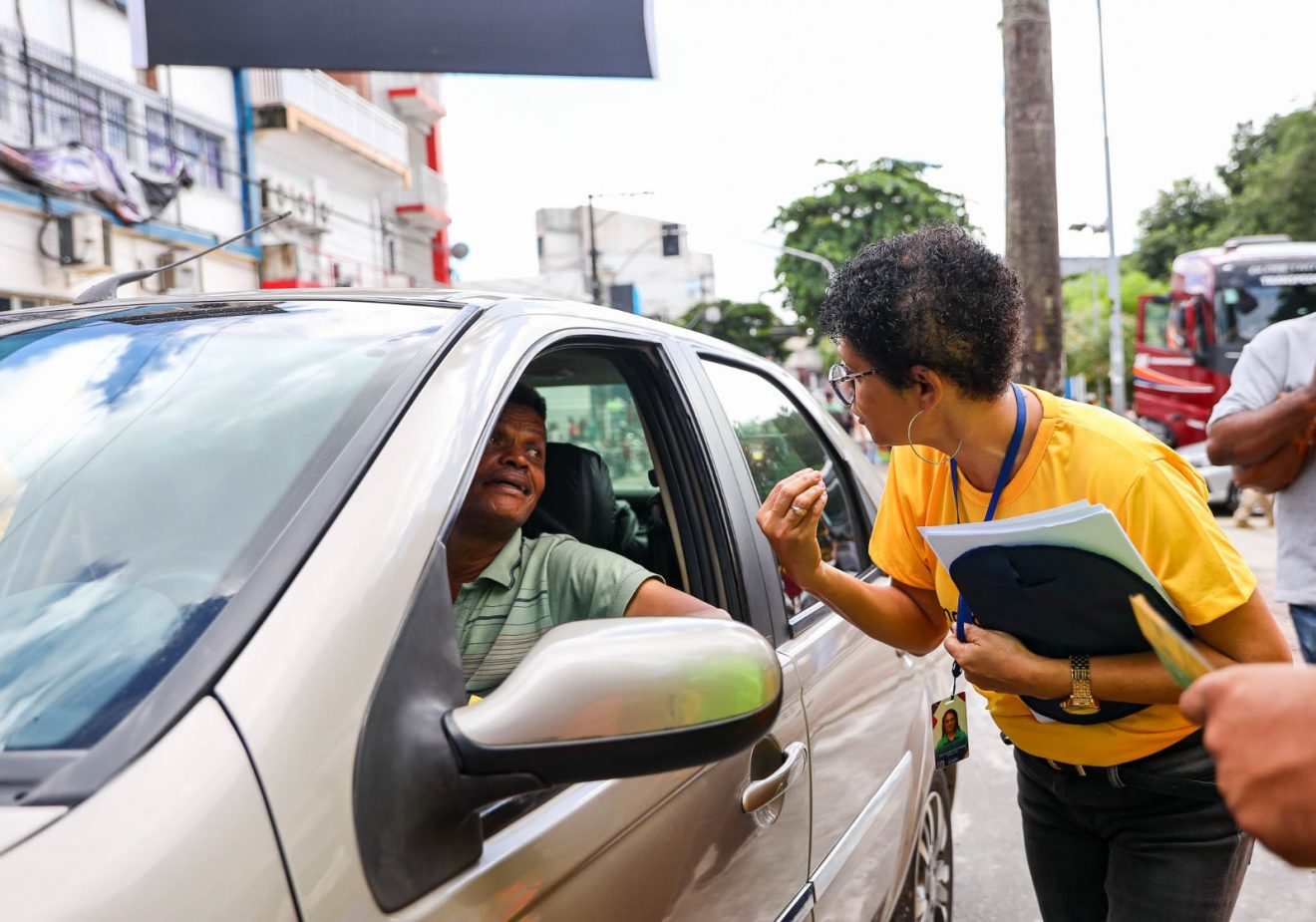 Candeias: Óculos simuladores de embriaguez conscientizam moradores Ação educativa Maio Amarelo