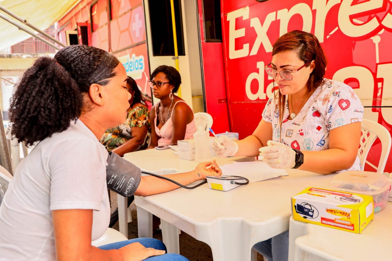 Candeias: Óculos simuladores de embriaguez conscientizam moradores Saúde e segurança no trânsito