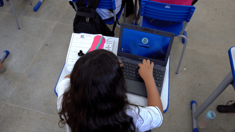 Governo avança na inclusão digital: mais internet nas escolas públicas