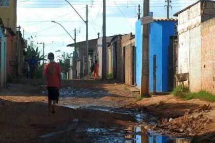 Como o Ambiente Urbano Afeta o Senso de Justiça e Confiança nas Instituições entre Adolescentes
