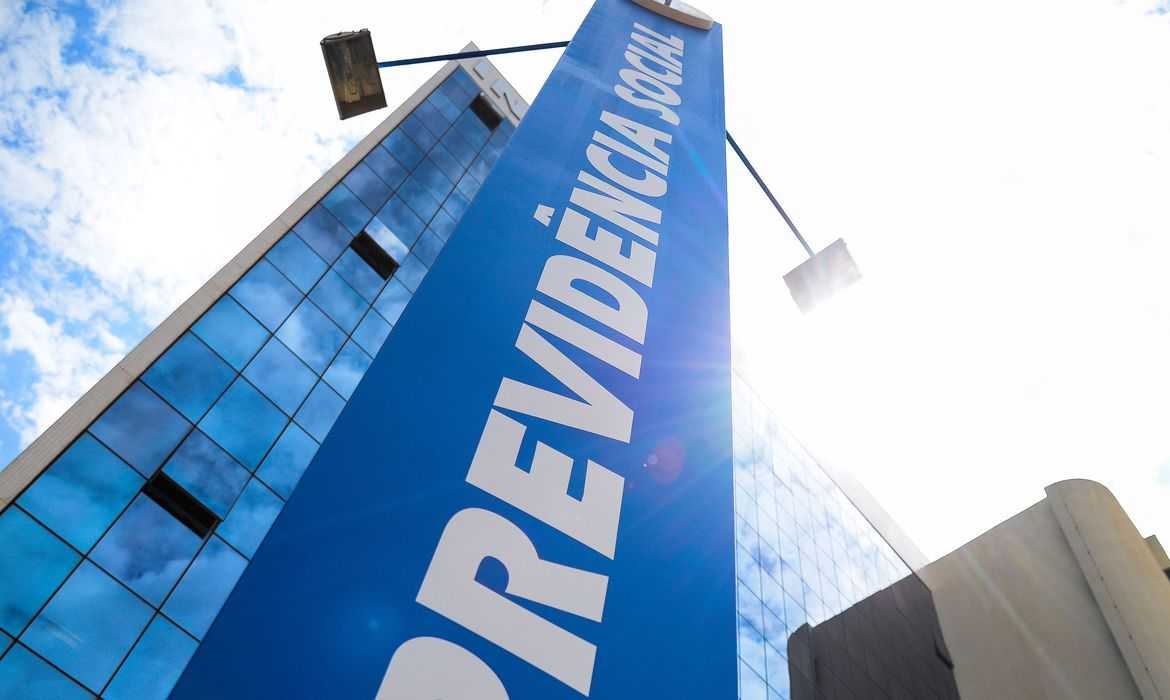 AGU retira sindicato ligado a irmão de Lula de lista de associações com bloqueios de bens por fraudes em descontos de benefícios do INSS