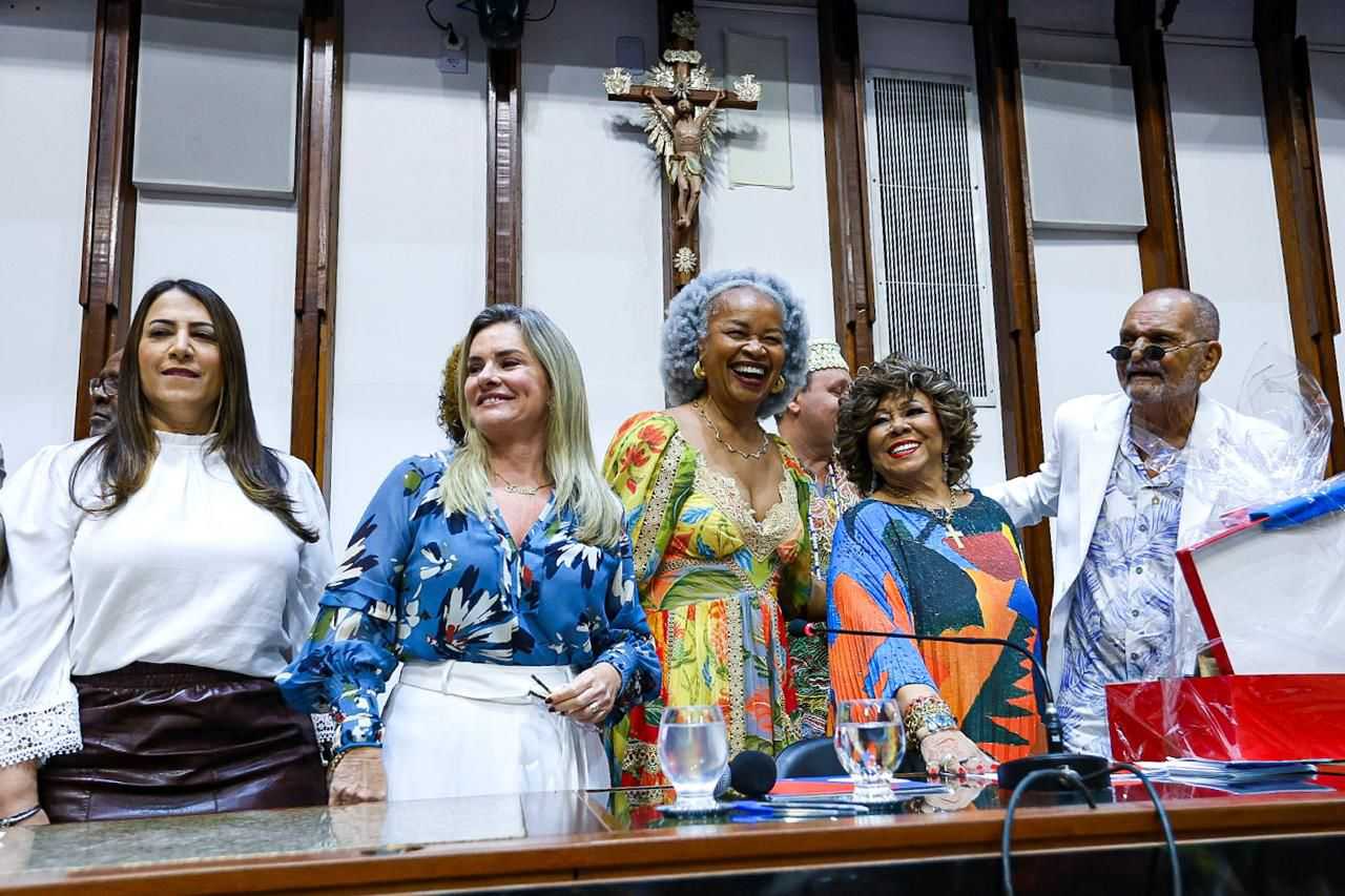 Alcione recebe título de Cidadã Baiana pela Assembleia Legislativa