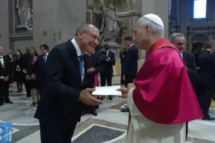 Alckmin entrega ao Papa convite para visitar o Brasil durante a COP30