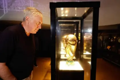 Ancelotti visita sede da CBF e conhece museu da Seleção em início de atividades no Brasil