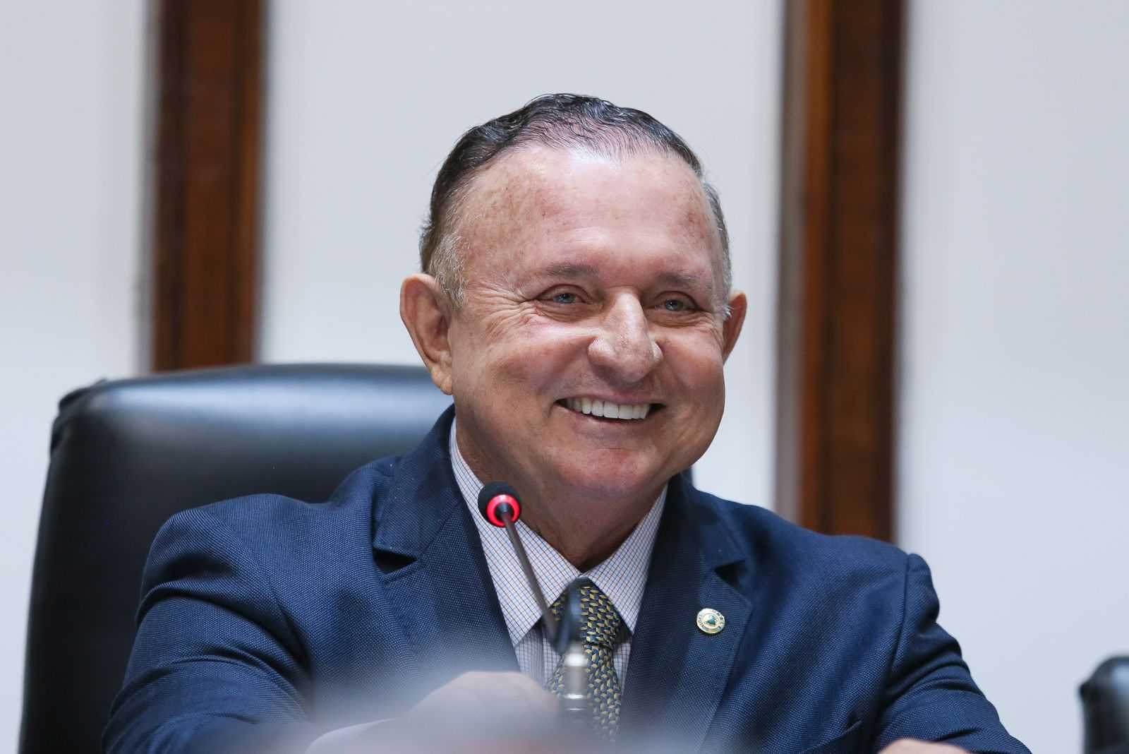 Ao contrário de outros estados, Assembleia da Bahia mantém remuneração dos deputados no teto; Adolfo Menezes celebra "legado"