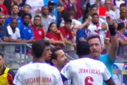 CBF divulga áudio do VAR sobre expulsão de Jean Lucas no Ba-Vi: "Você deu um soco nas costas"