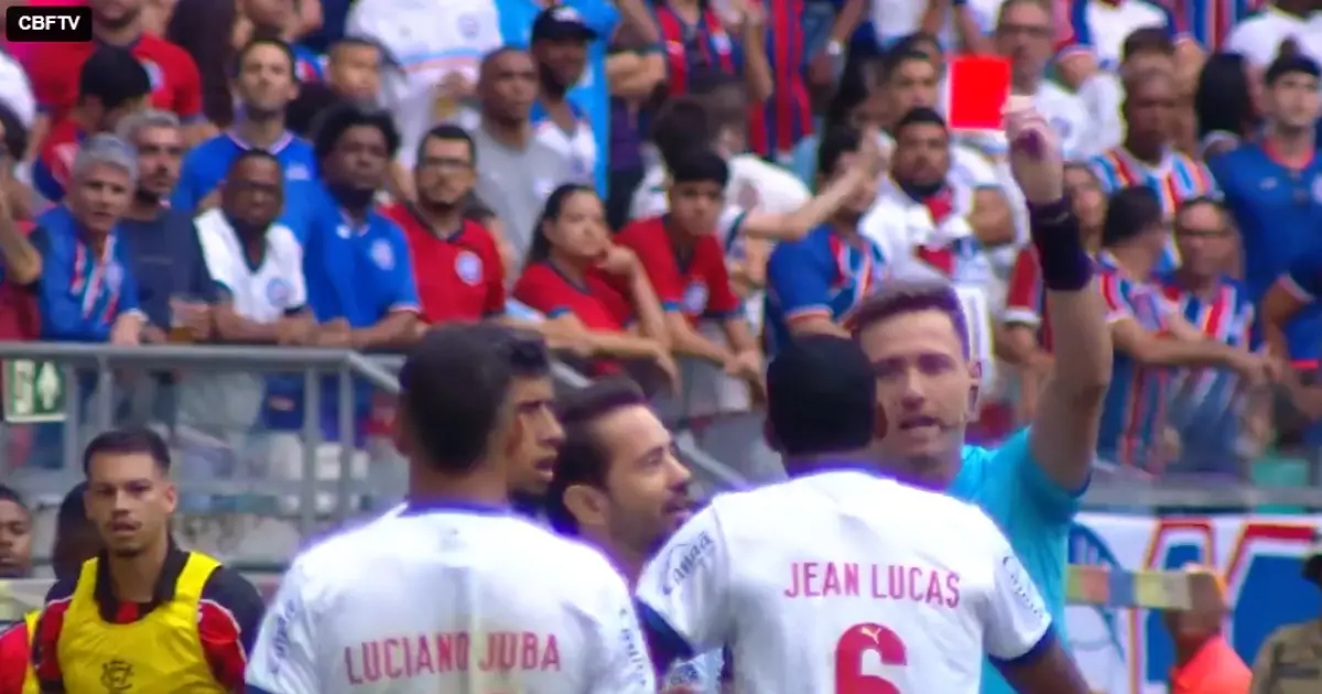 CBF divulga áudio do VAR sobre expulsão de Jean Lucas no Ba-Vi: "Você deu um soco nas costas"