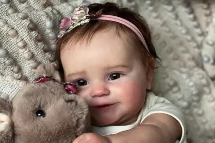 Uso de bebês reborn em filas de prioridade vira alvo de projetos de lei em todo o país