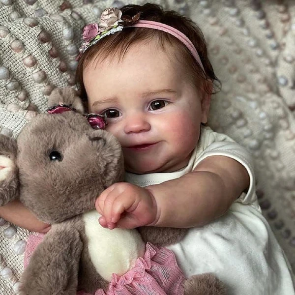 Uso de bebês reborn em filas de prioridade vira alvo de projetos de lei em todo o país