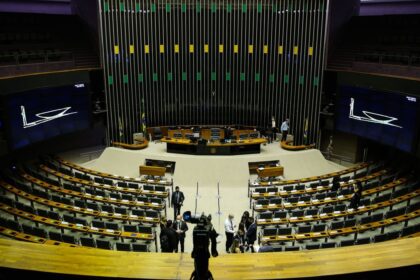 Câmara aprova reajuste salarial para servidores federais com impacto de R$ 73 bilhões até 2027