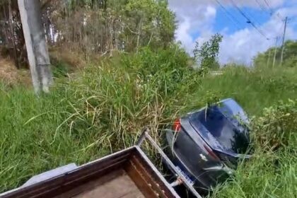 Carro com carretinha despenca em vala na BA-512, Camaçari