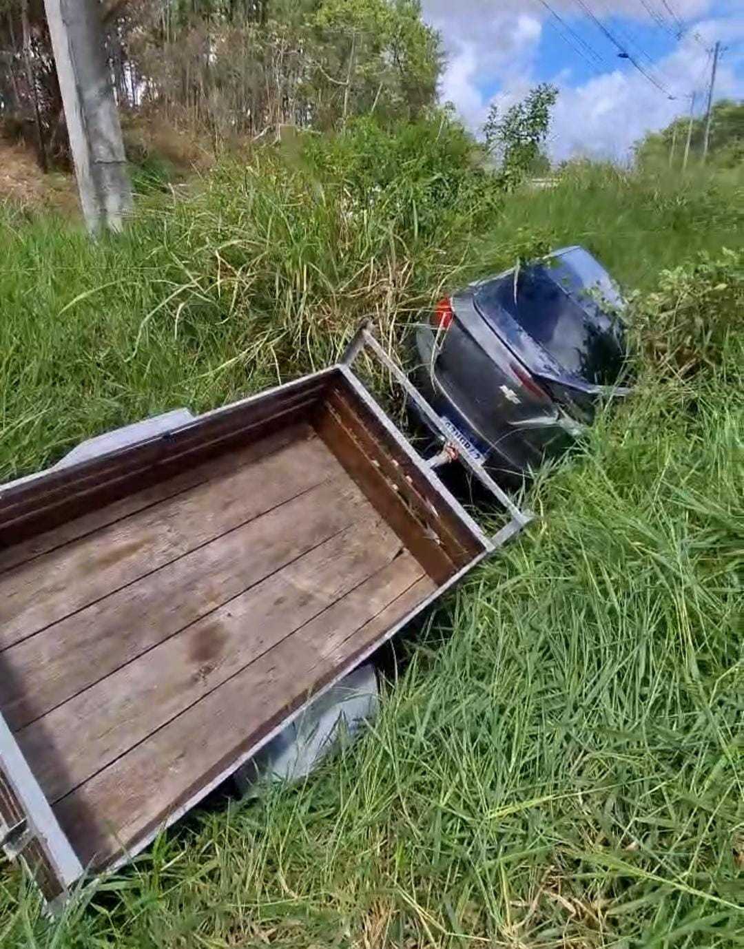 Carro com carretinha despenca em vala na BA-512, Camaçari