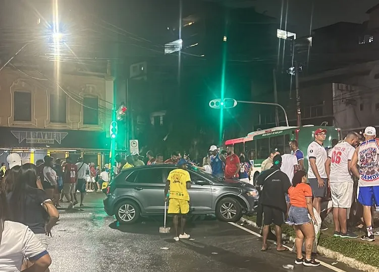 Acidente na Fonte Nova atropela cinco após Ba-Vi; duas gravemente feridas