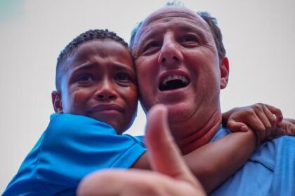 Com torcida no aeroporto e criança no colo de Ceni, Bahia embarca para jogo decisivo na Libertadores