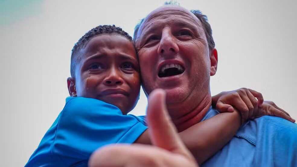 Com torcida no aeroporto e criança no colo de Ceni, Bahia embarca para jogo decisivo na Libertadores