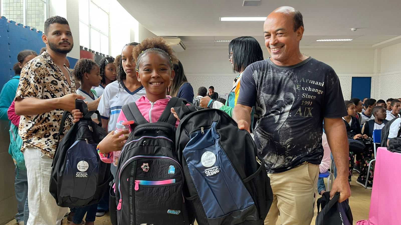 Entrega de kits escolares para 6 mil alunos da rede municipal pela prefeitura Entrega de kits escolares para alunos da rede municipal