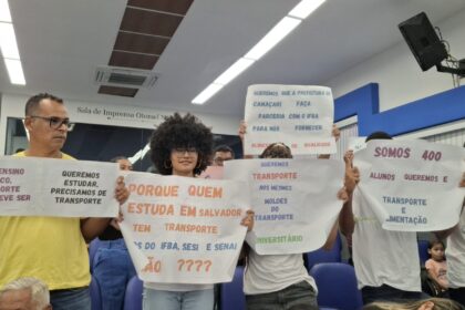Estudantes do IFBA Camaçari fazem protesto por transporte na Câmara