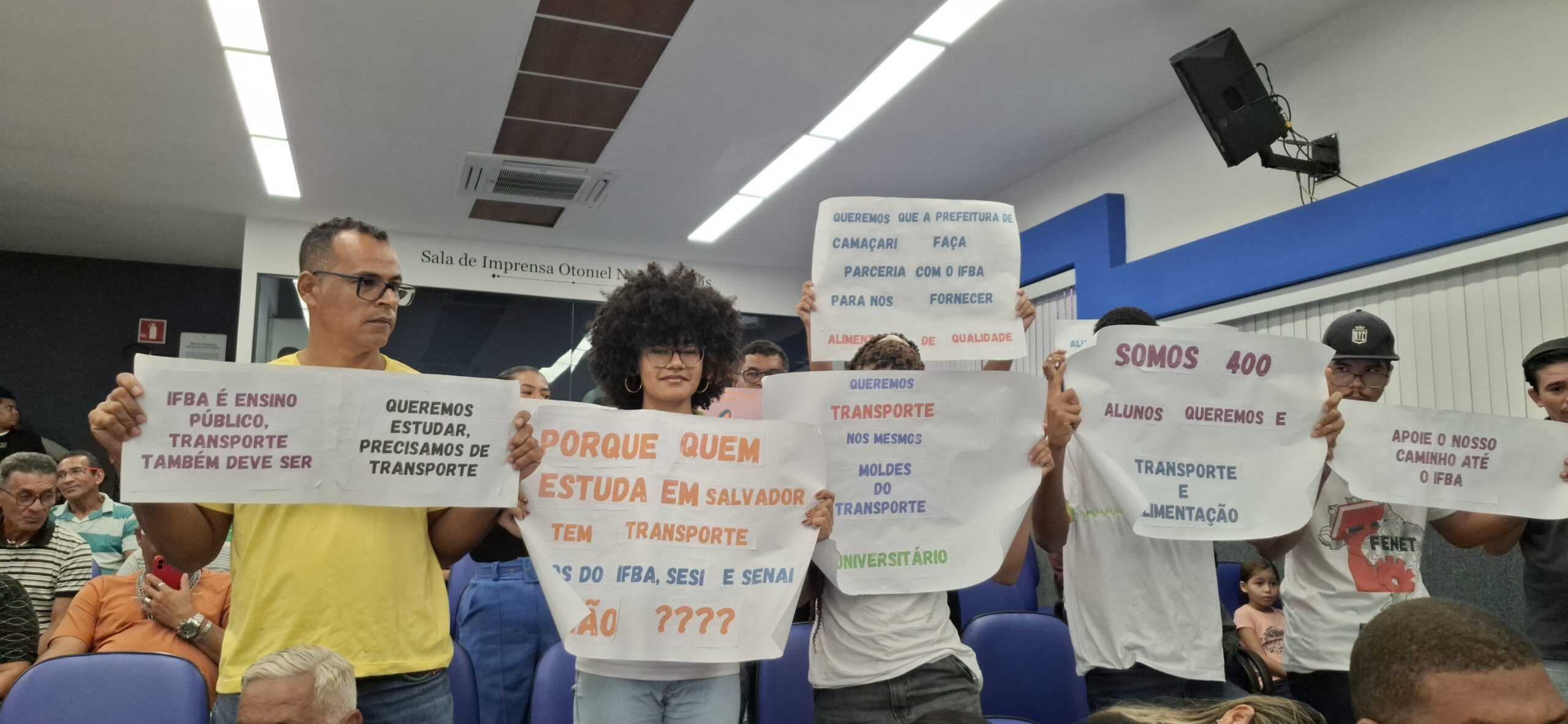 Estudantes do IFBA Camaçari fazem protesto por transporte na Câmara
