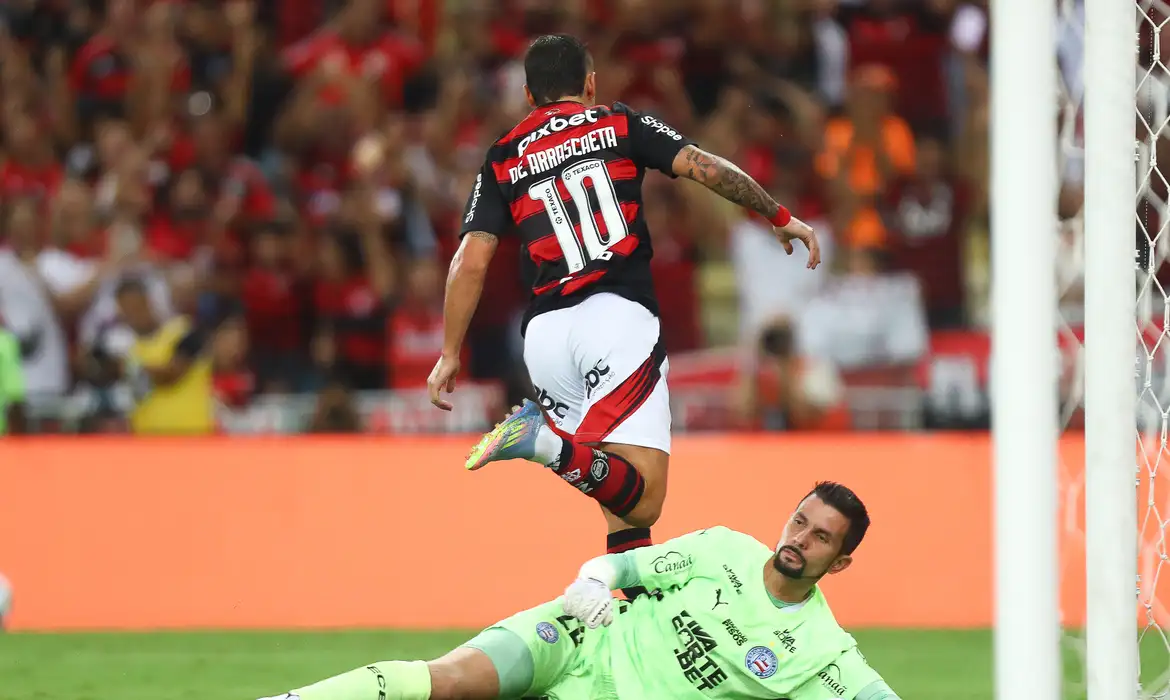 Flamengo vence com gol de Arrascaeta e lidera o Brasileiro