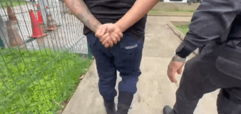 Polícia prende monitor ao tentar entrar em presídio com celulares e relógios
