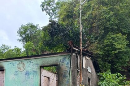 Casa é completamente destruída por incêndio na ilha de Maria Guarda