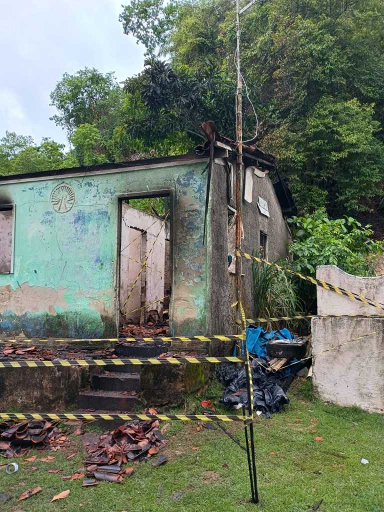 Casa é completamente destruída por incêndio na ilha de Maria Guarda