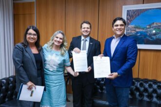 Ivana Bastos recebe projeto de LDO 2026, que projeta R$ 72 bilhões em receita e crescimento de 3% no PIB
