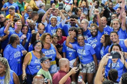 Jerônimo Rodrigues marca presença no desfile do Bloco Zero Hora na pré-Micareta de Feira de Santana
