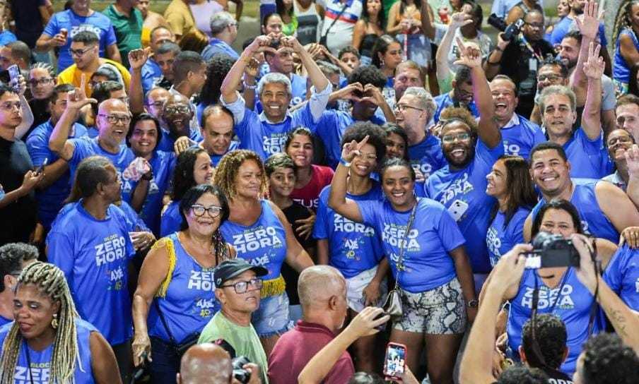 Jerônimo Rodrigues marca presença no desfile do Bloco Zero Hora na pré-Micareta de Feira de Santana