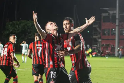 Renato Kayzer marca dois, garante virada e tira o Vitória da zona de rebaixamento