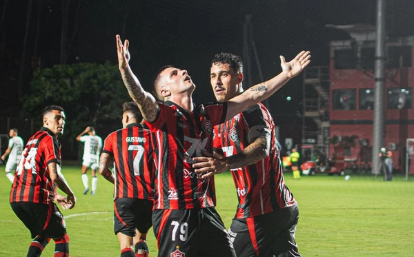 Renato Kayzer marca dois, garante virada e tira o Vitória da zona de rebaixamento