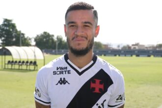 VÍDEO: Tiroteios interrompem gravações no CT do Vasco; veja reação de Coutinho