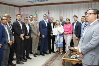 Vereadores entregam à Alba representação contra Hilton Coelho por quebra de decoro