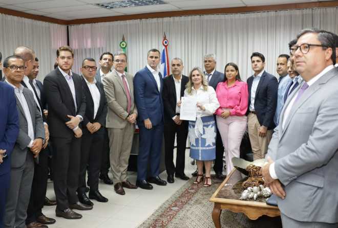 Vereadores entregam à Alba representação contra Hilton Coelho por quebra de decoro