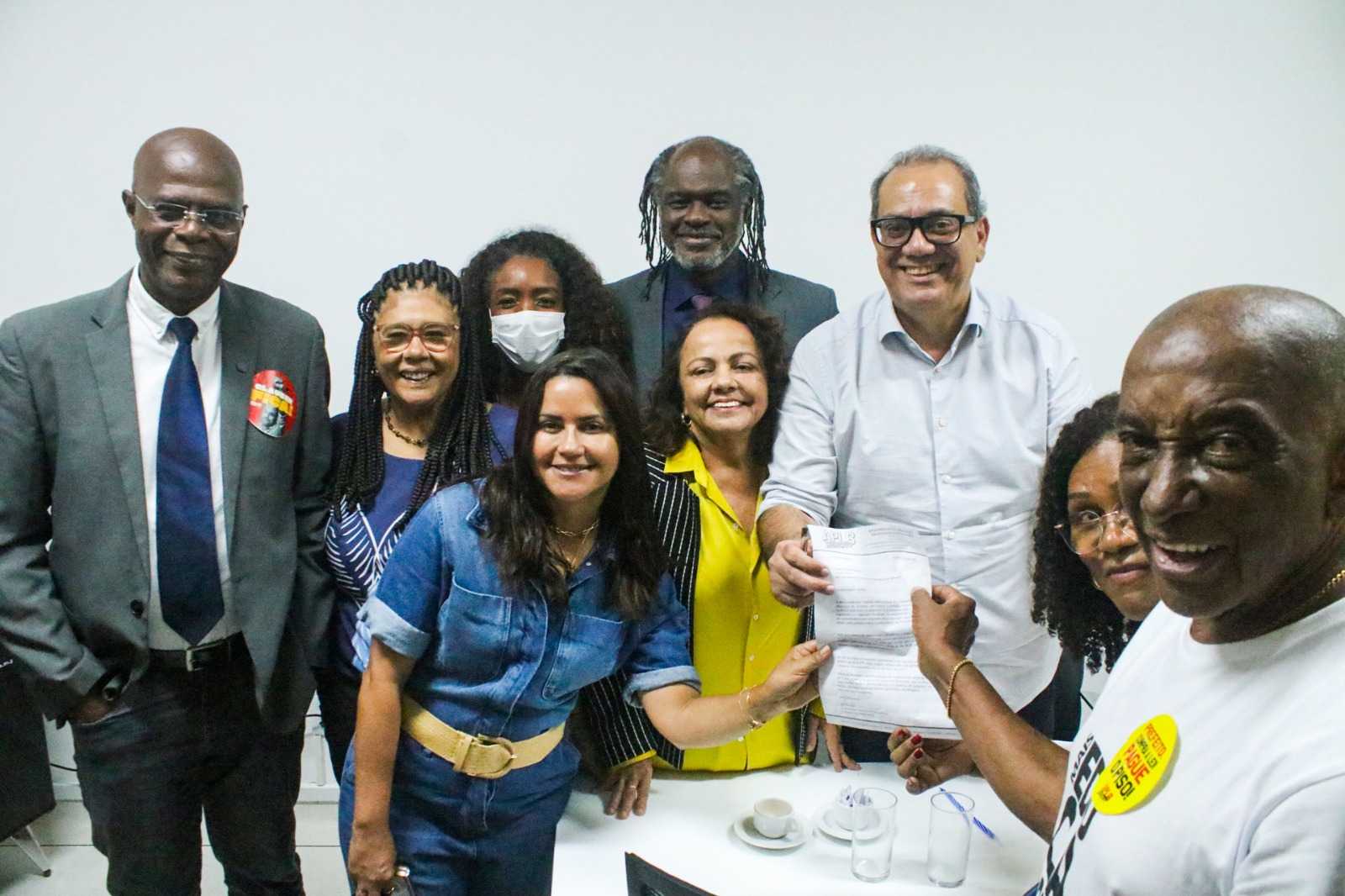 Vereadores de oposição e Carlos Muniz receberam diretores da APLB