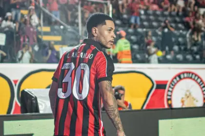 Vitória enfrenta o Defensa y Justicia no Barradão em busca de reação na temporada