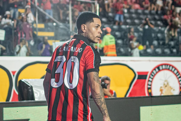 Vitória enfrenta o Defensa y Justicia no Barradão em busca de reação na temporada