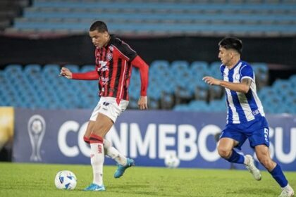 Com golaço de Claudinho, Vitória vence no Uruguai e segue vivo na Sul-Americana