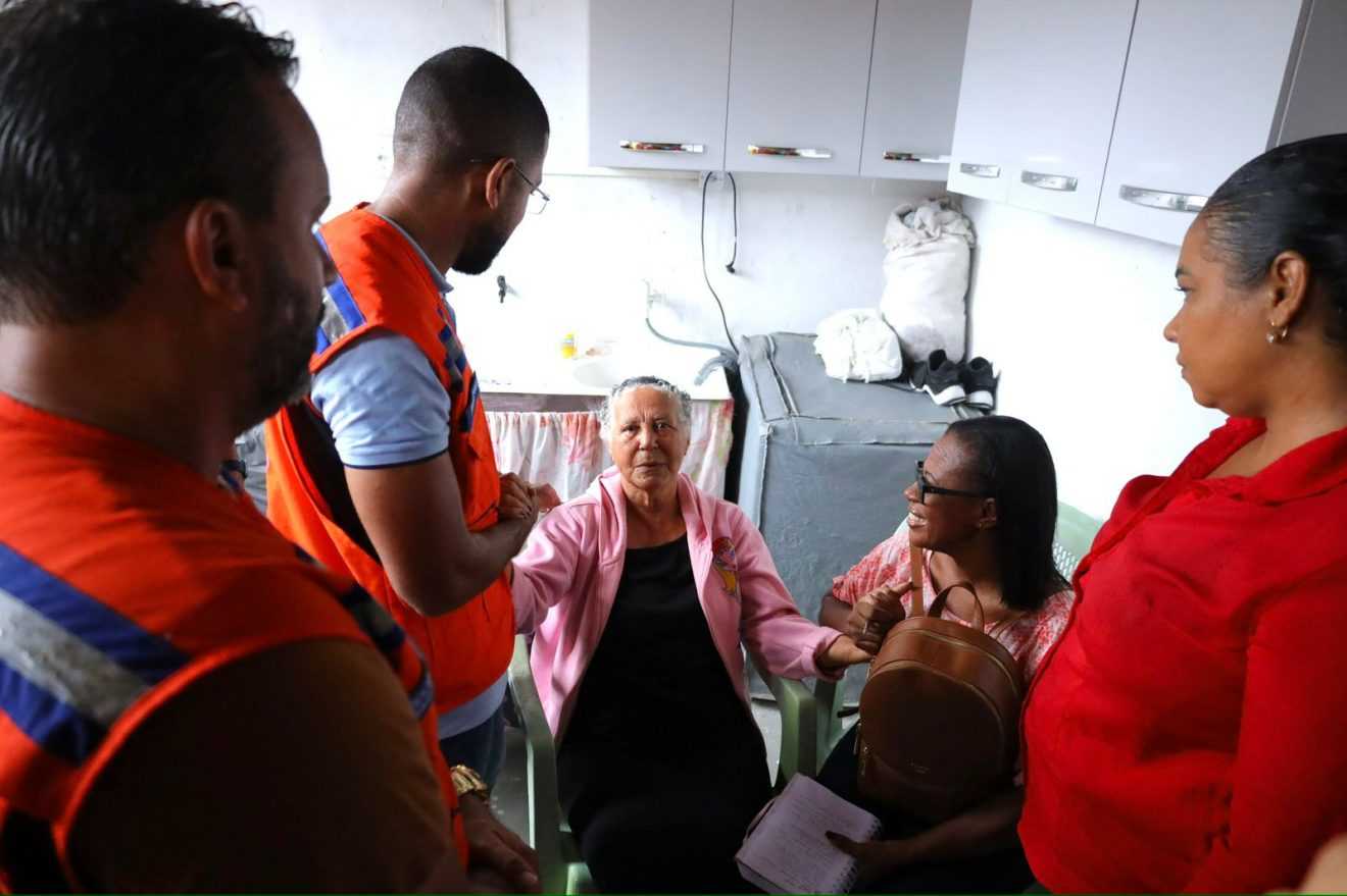 Candeias: 9 casas interditadas pela Defesa Civil após deslizamento