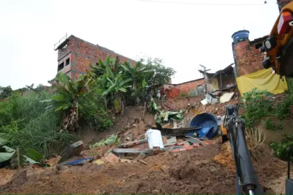 Chuva intensa provoca deslizamento na Avenida Getúlio Vargas em Candeias