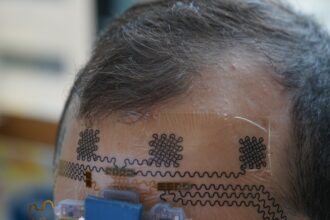 Tatuagem eletrônica monitora o cérebro e pode prever burnout