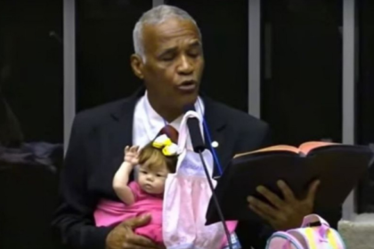Deputado Pastor Isidório leva boneca reborn ao plenário e faz apelo por atenção aos vulneráveis