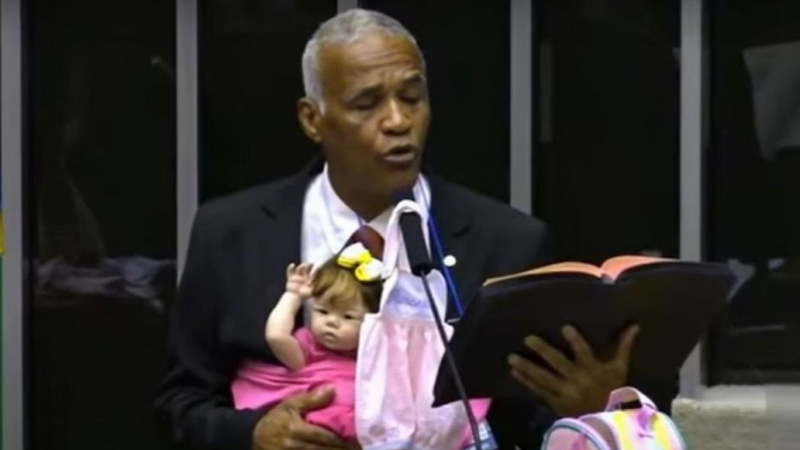 Deputado Pastor Isidório leva boneca reborn ao plenário e faz apelo por atenção aos vulneráveis